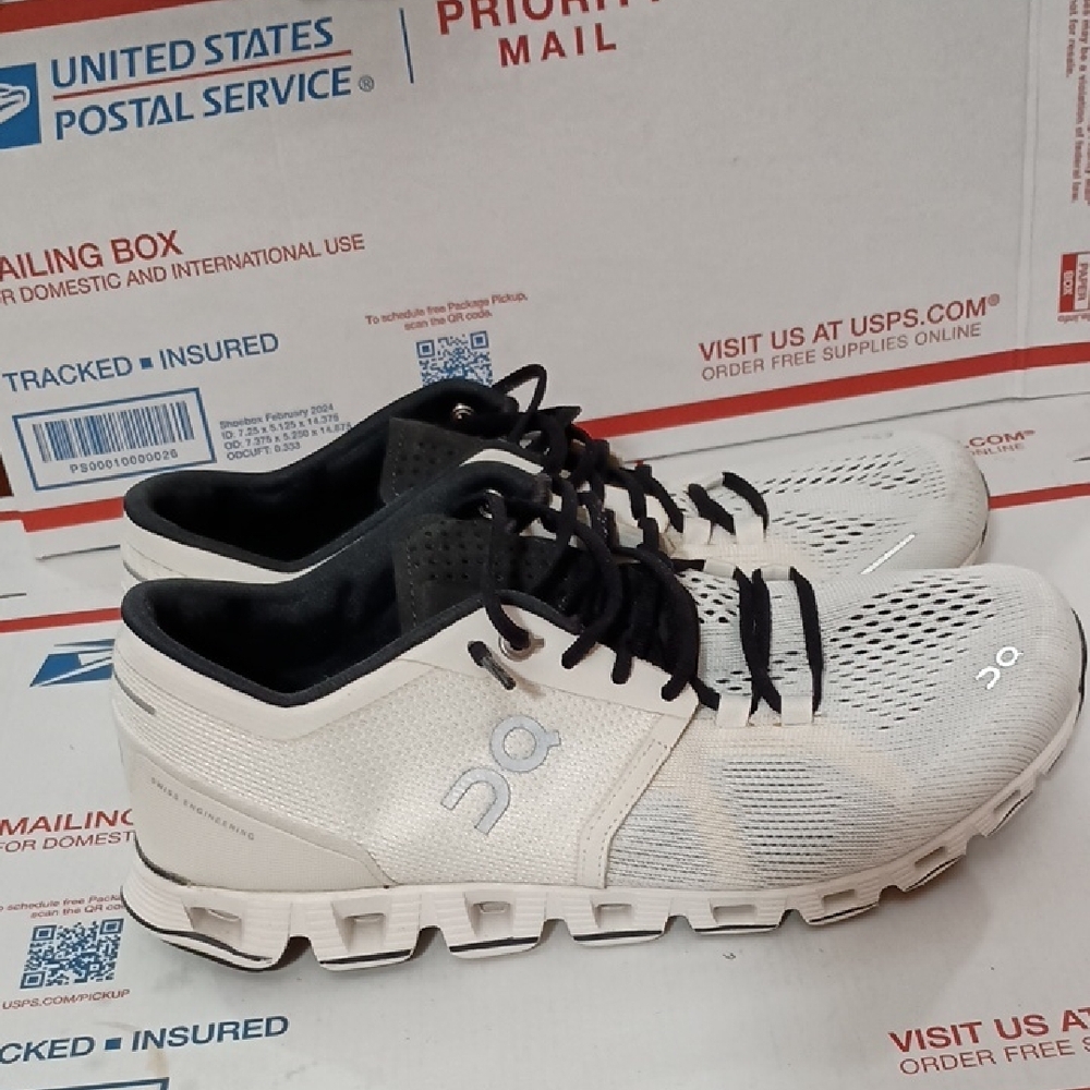 On Running Men's White and Black Shoes Size 39/W8